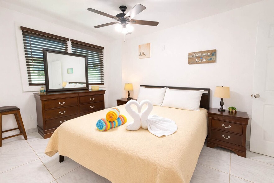 Building Photo - 324 Van Buren St