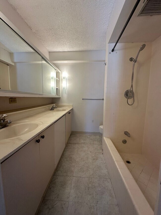 Building Photo - Kapiolani Manor - 1/1/1 Electricity Included!