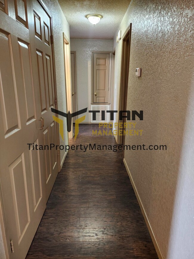 Building Photo - 3b/2b House