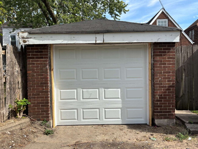 Building Photo - Charming 3-Bedroom Home with Spacious Yard...