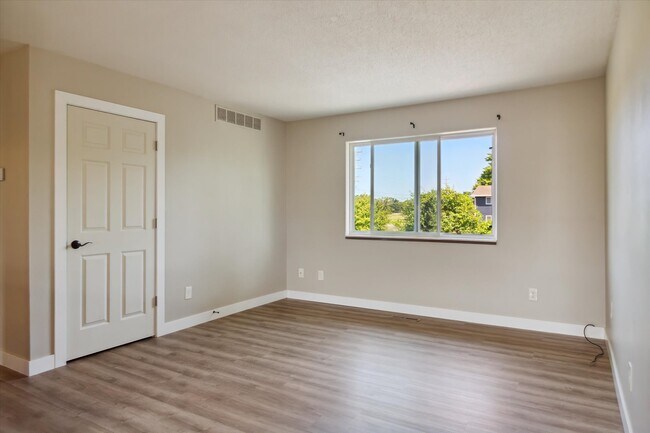 Building Photo - 2445 S Isabella Rd