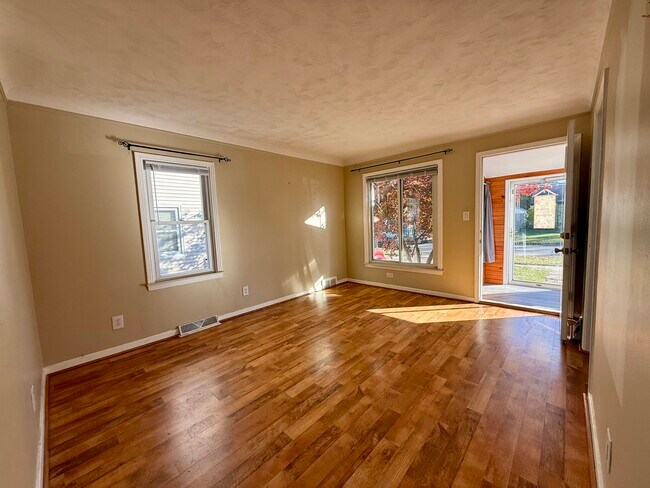 Building Photo - 715 Donald Ave