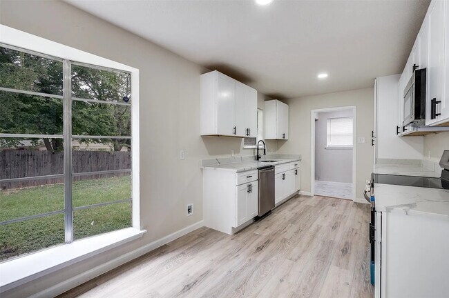 Building Photo - 9704 Leland Ln