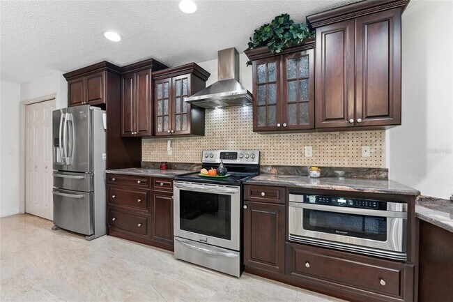 Building Photo - 6513 Thoroughbred Loop