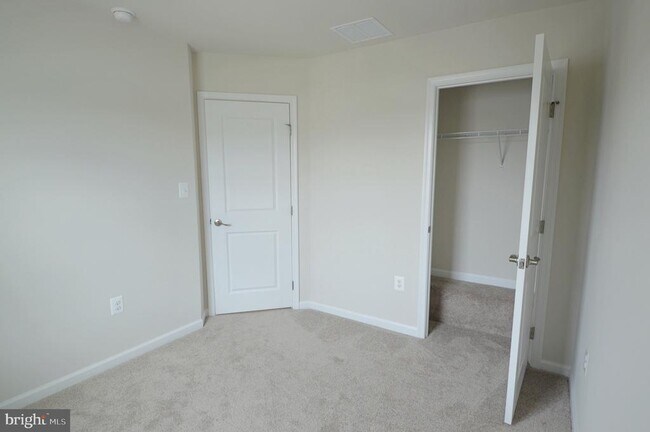 Building Photo - 528 Landing Dr