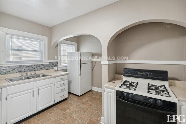 Building Photo - 2030 Wyndhurst Rd