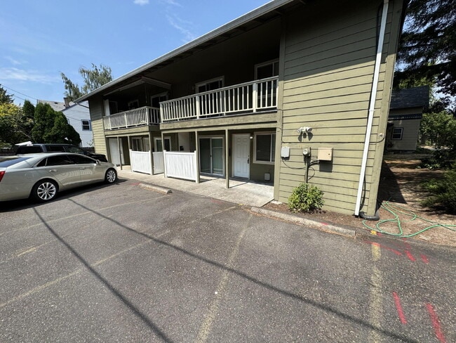 Building Photo - 2 Bedroom Ground Level Unit - Oregon City