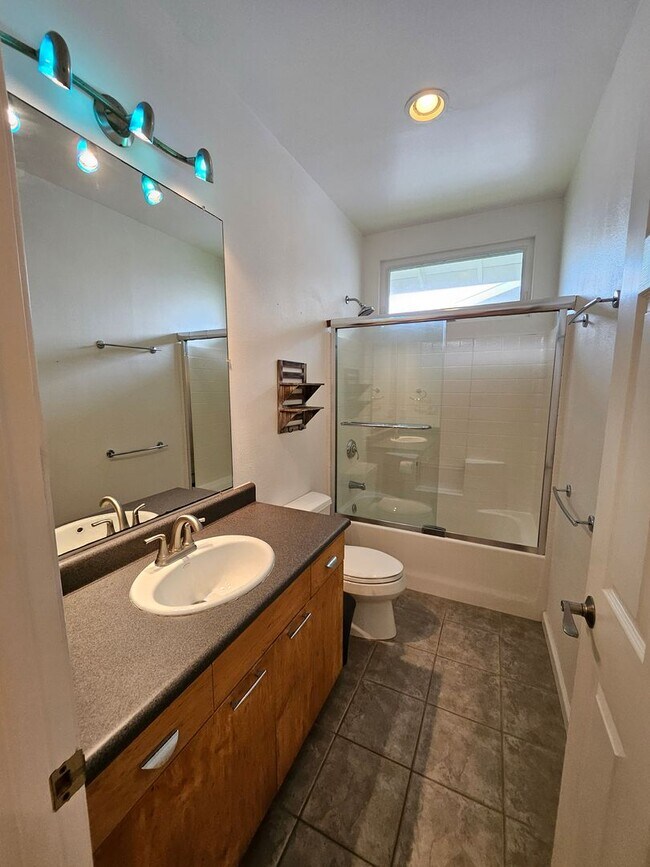 Building Photo - Lovely & spacious 3 bedroom 2 bath home (u...