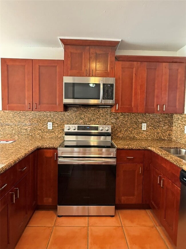 Building Photo - 6235 SW Kendale Lakes Cir