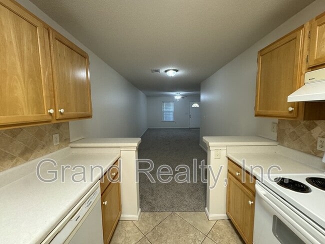 Building Photo - 1015 Peakview Dr