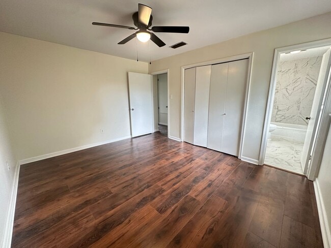 Building Photo - UPDATED IN TOWN SOUTH-LARGE 4/3 BRICK HOME-VERY NICE