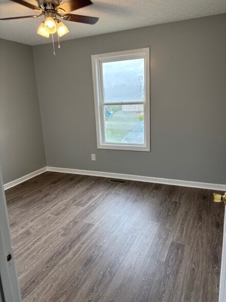 Building Photo - 123 Village Cir