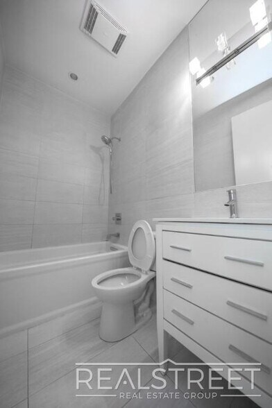 Building Photo - Modern 4 Bed 2 Bath Duplex with Yard in Stuyvesant Heights