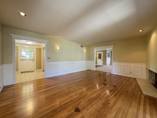 Building Photo - 1232 Longview Dr