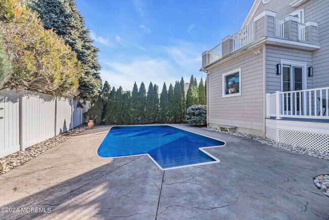 Building Photo - 215 Hollywood Ave