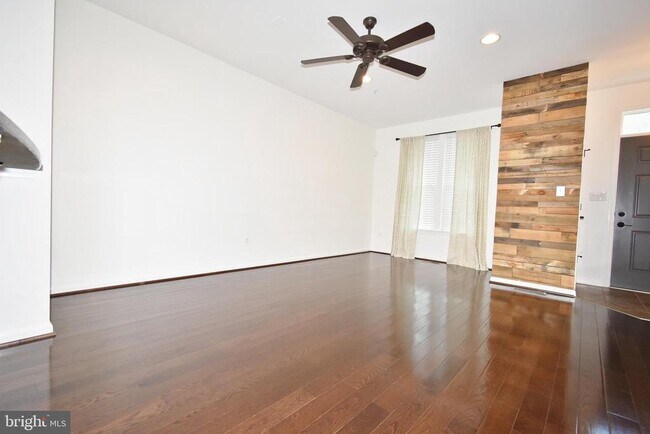 Building Photo - 7575 Willow Bottom Rd