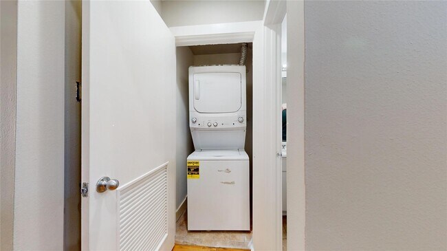 Building Photo - 8715 Meadowcroft Dr