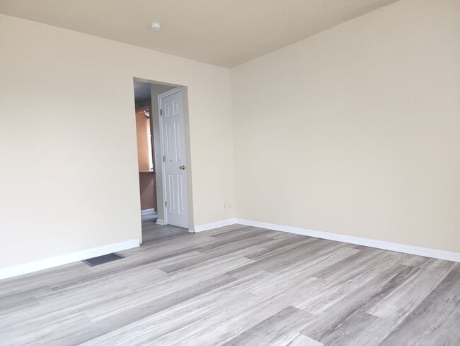 Building Photo - 964 S Harris Ave