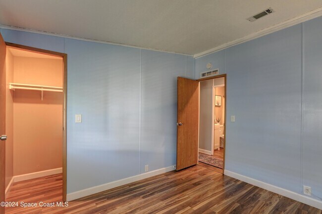 Building Photo - 561 Dolphin Cir