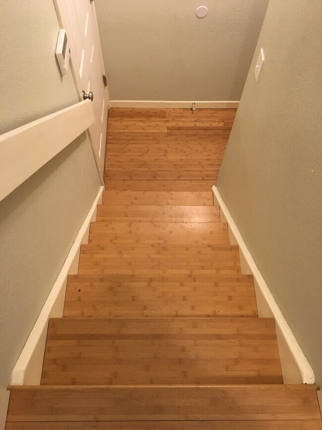 Building Photo - Gorgeous and Spacious Townhome in Waneka L...
