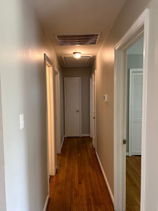 Building Photo - Charming 3 Bedroom, 2 Bath Brick Ranch Hom...