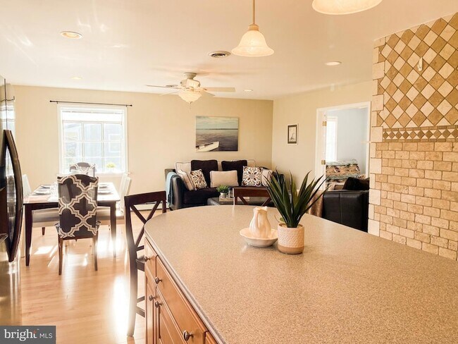 Building Photo - 122 W Bay View Dr