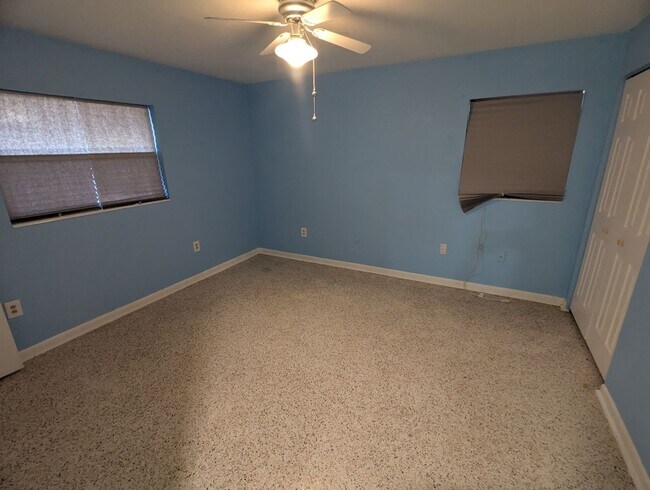 Building Photo - For Rent: 4 Bedroom, 3  Bathroom, Office/Den, Sunroom/Florida room, Large Shed, Huge backyard
