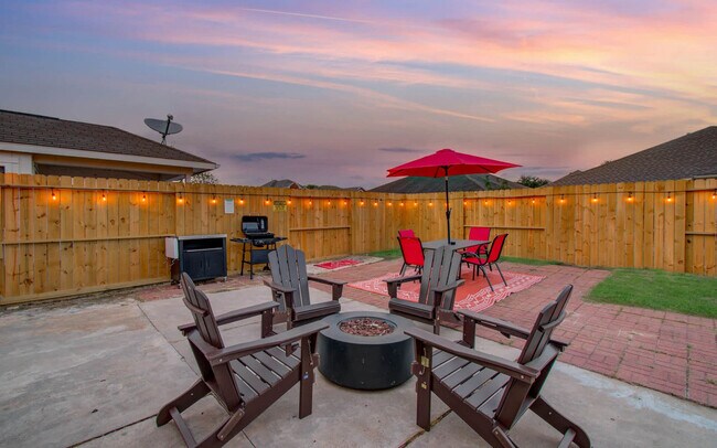 Building Photo - 7211 Crescent Mills Dr