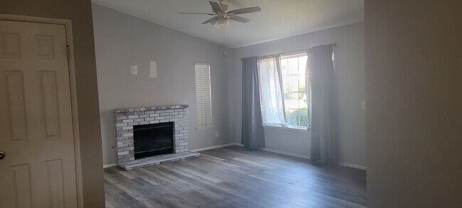 Building Photo - Lovely Temecula Home! Utilities paid!