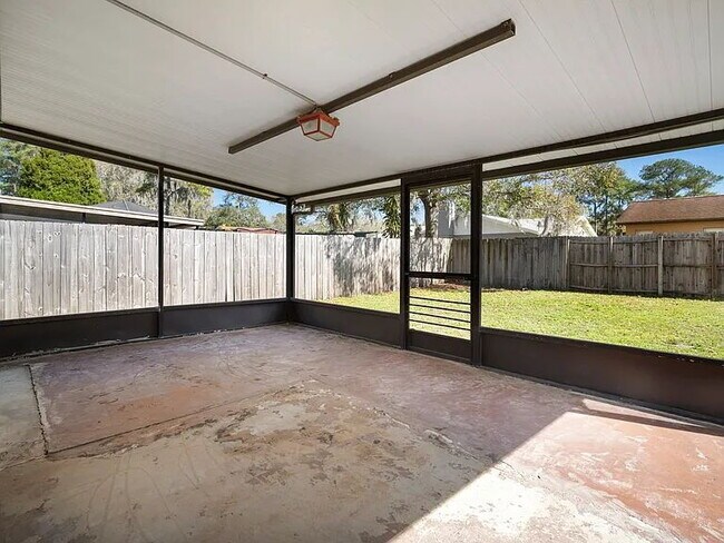 Building Photo - Beautiful Valrico Home | No Carpet + Screened Patio + Bonus Room