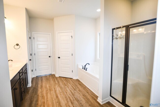 Building Photo - 163 Kingswood Dr