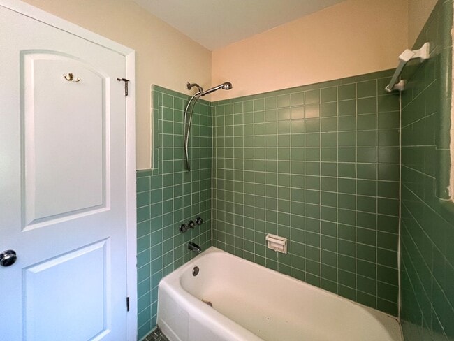 Building Photo - 4BR/3BA with Detached Garage Conversion Available Mid August! *Application Approved*