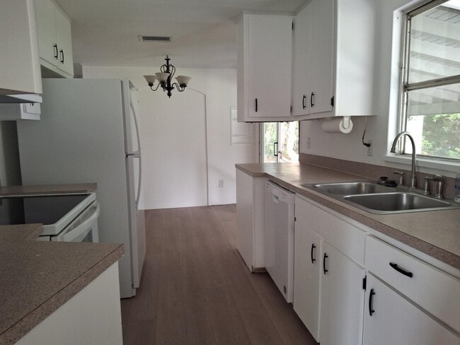 Building Photo - 103 Catalina Cir