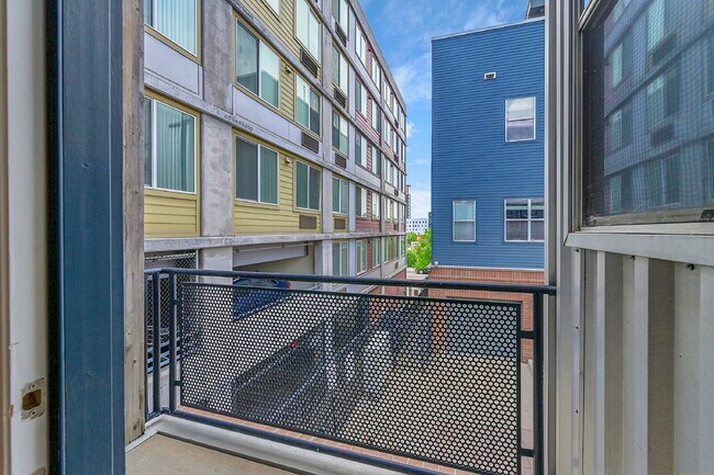 Building Photo - $3,225.00 - 2 Beds, 1.5 Bath, Townhouse in...
