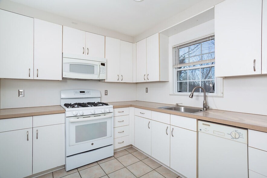 Building Photo - 47 Valley Rd