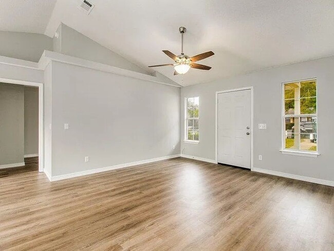 Building Photo - Renovated 2 bed 2 bath unit!