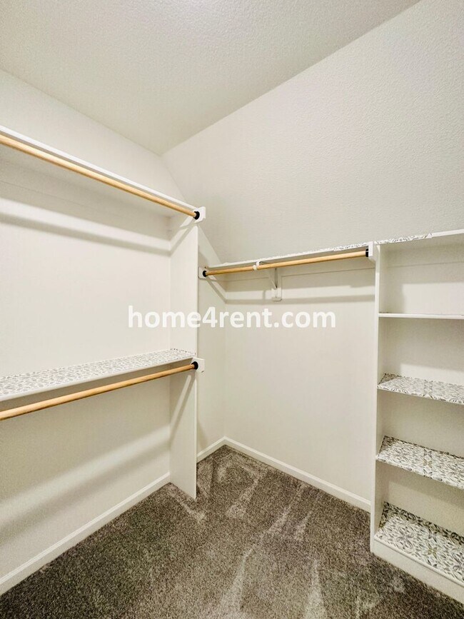 Building Photo - Exceptional Olathe Home in the Cedar Creek Subdivision w/ Wood Floors and a Finished Basment!