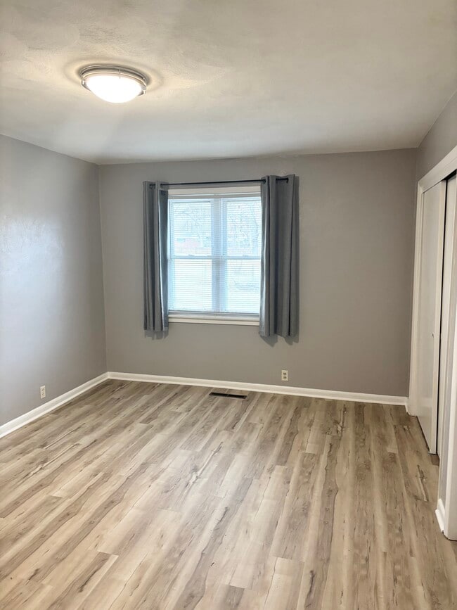 Building Photo - Birchwood Dr