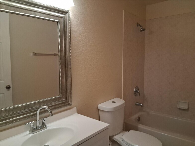 Building Photo - 1425 SE 24th Ct