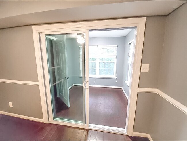 Building Photo - Beautifully Updated 1 Bed 1 Bath Condo With Sunroom In Sought After Point At Park