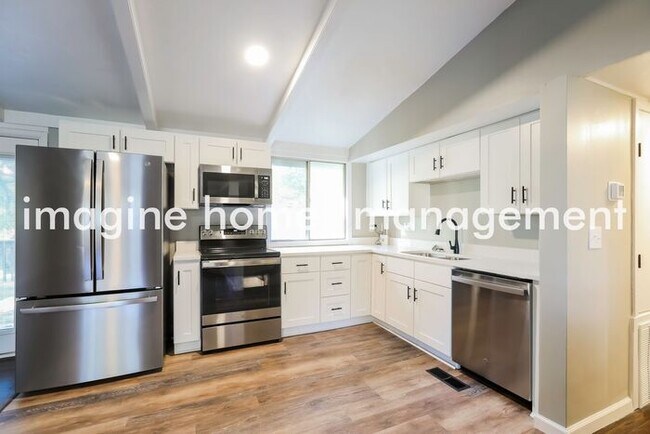 Building Photo - Freshly Renovated 3 Bedroom 1.5 Bath Home ...