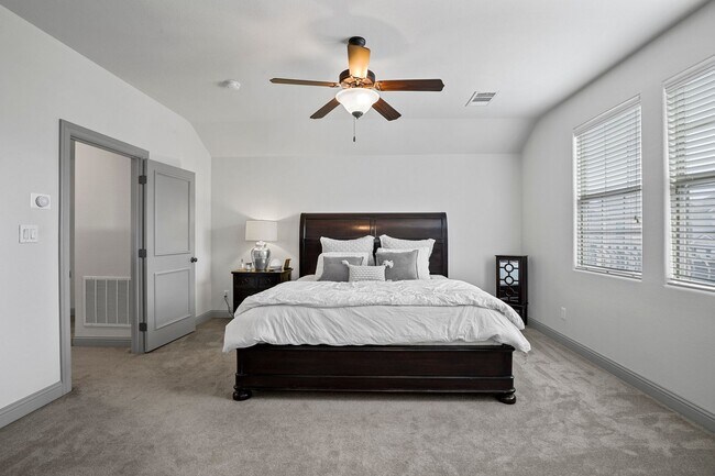 Building Photo - Stunning Townhome in Coves at Columbian Club