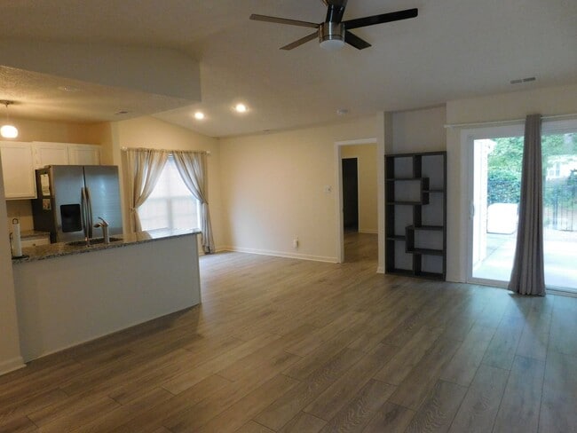 Building Photo - 225 Tobiano Dr
