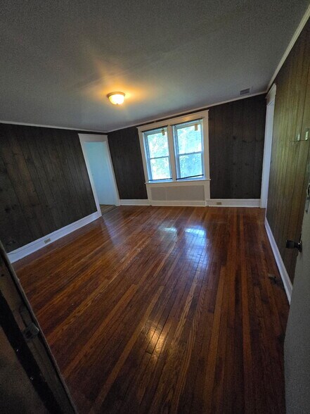 Building Photo - 409 9th St