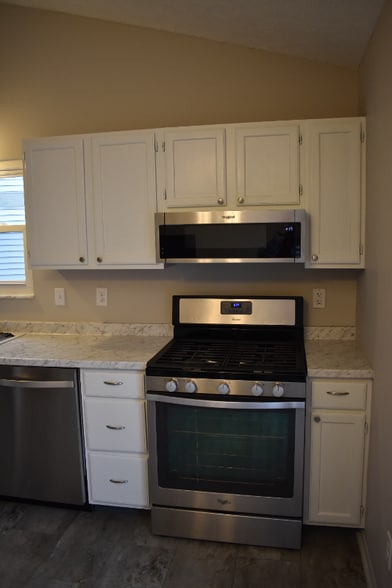 Building Photo - 3211 Southern Hills Dr