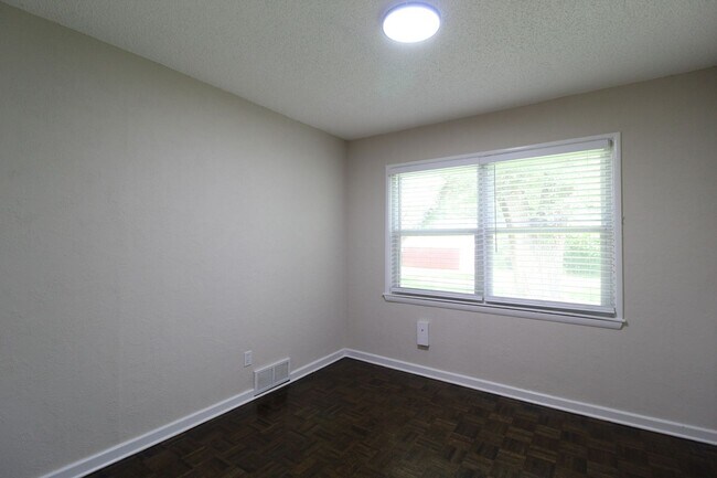 Building Photo - 3 Bedroom 1 Bath House in Prairie Village