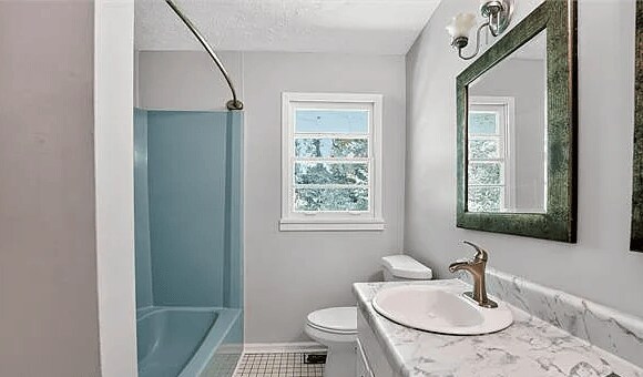 Building Photo - 704 Valleyview Dr