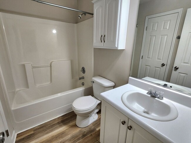 Building Photo - Like New Townhome