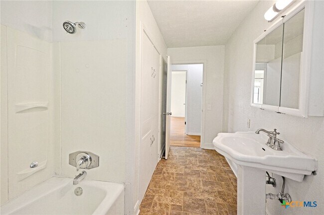 Building Photo - 268 E Mill St