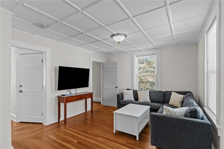 Building Photo - 11 Young St